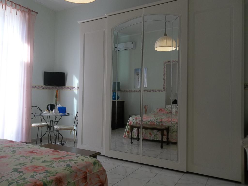 B&B Chez Caroline เนเปิลส์ ภายนอก รูปภาพ